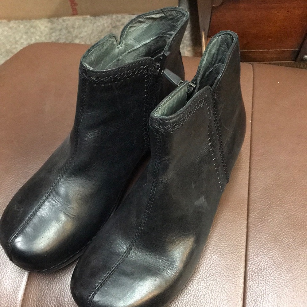 Dansko zip up black boots. 37